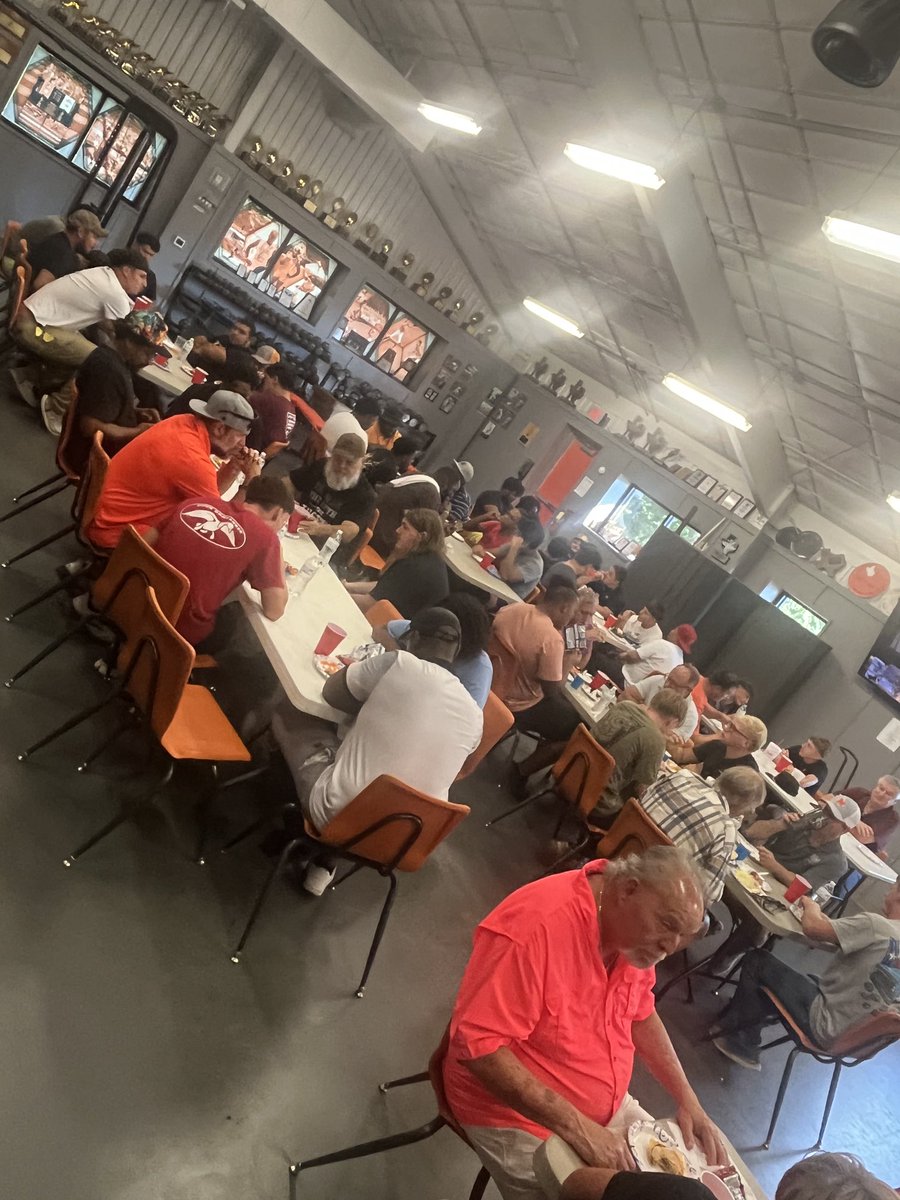aaron_slider's tweet image. First team dinner of the year for the Yellowjackets!  Something special about sitting down at the table together!  #MineolaTough ⁦@CodyMize⁩ ⁦@coach_LB1⁩ ⁦@GChaseThomas⁩ ⁦@MineolaFB⁩ ⁦@mineolahigh⁩
