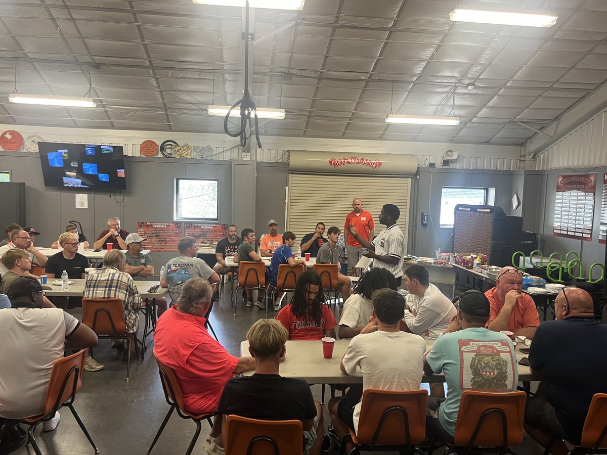 aaron_slider's tweet image. First team dinner of the year for the Yellowjackets!  Something special about sitting down at the table together!  #MineolaTough ⁦@CodyMize⁩ ⁦@coach_LB1⁩ ⁦@GChaseThomas⁩ ⁦@MineolaFB⁩ ⁦@mineolahigh⁩