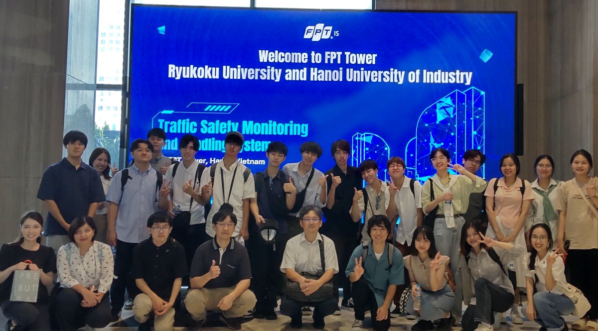 ryukokust's tweet photo. ／
ASEANグローバルプログラム最終日！！✈🇻🇳
＼

ASEANグローバルプログラムのベトナムでの活動最終日。
２８日にはIT企業の見学も行いました。PBLの実習では、ベトナムの大学生との街頭アンケートの結果から各グループの仮説を���証するなどし、本日の課題解決提案の発表に挑みます👩‍🎓！！ https://t.co/ty5cP55VNF