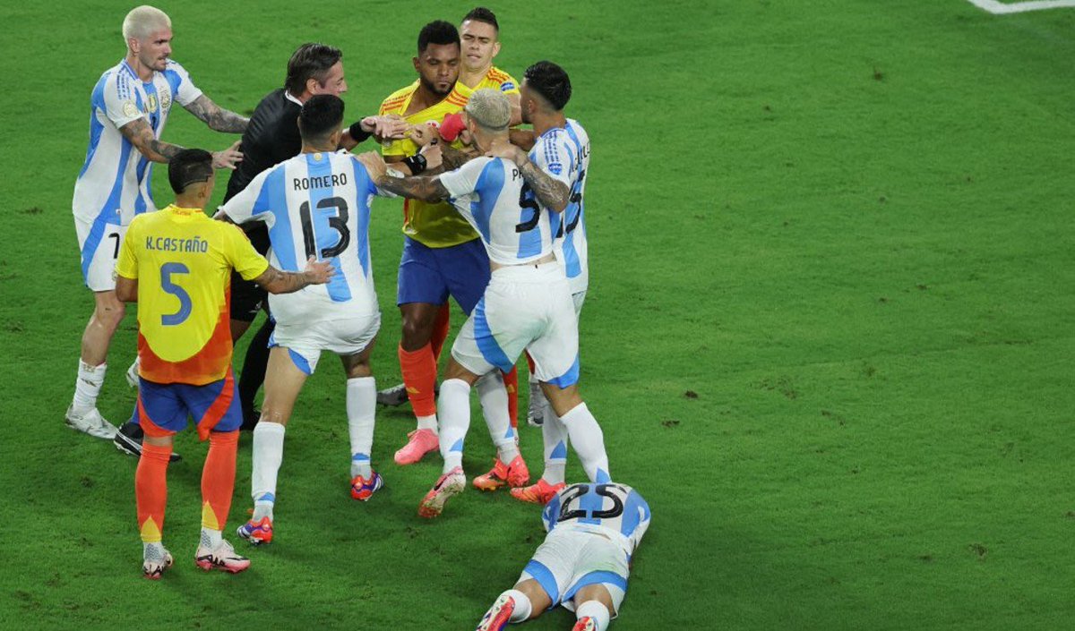 ElGolGarracol's tweet photo. Miguel Borja, el único que sabía que se estaba jugando una final, hoy fue dejado por fuera de la convocatoria de Néstor Lorenzo. https://t.co/DOFmrVmIkT