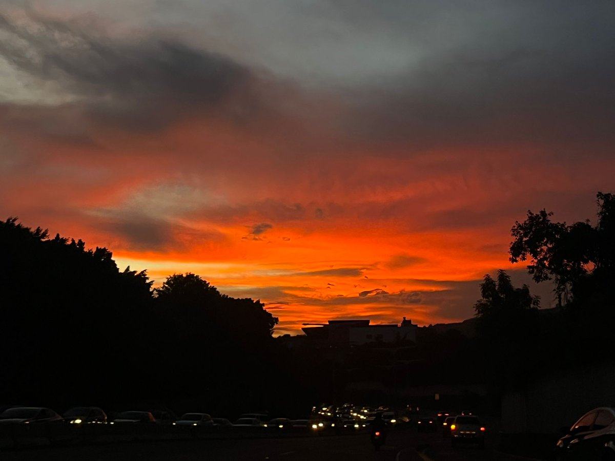 Pregonero_SV's tweet photo. Incendiando el cielo.
#SanSalvador
#Atardece https://t.co/i3y98MMu4H