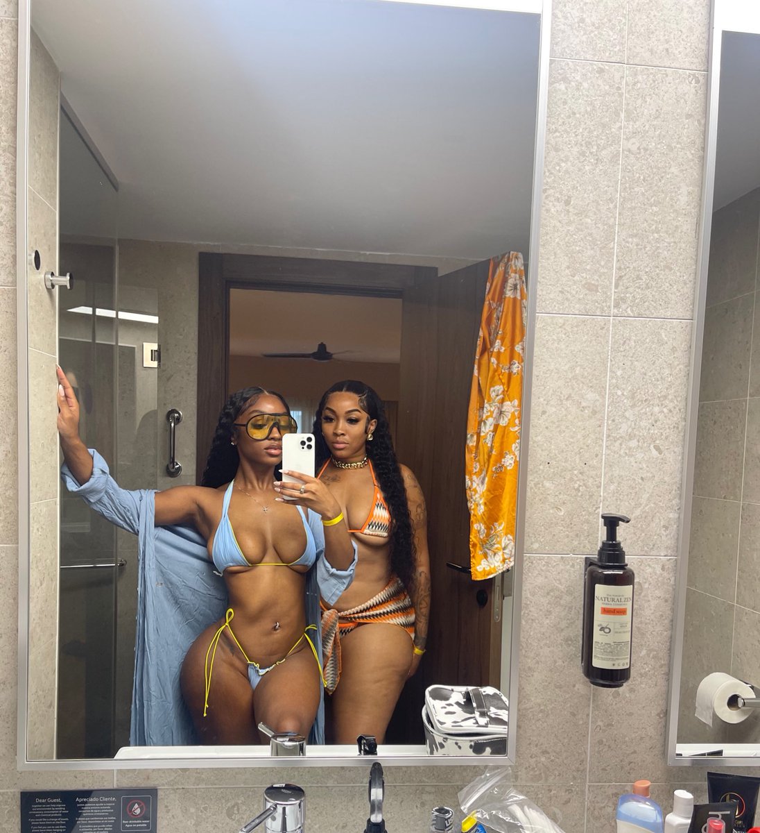 aeriseD_'s tweet image. would yall believe me if i told yall this was my auntie? 😂🤨