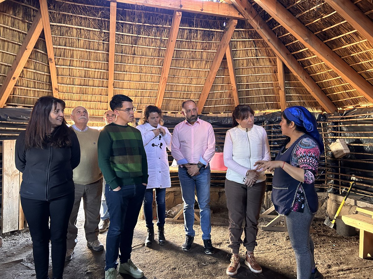 julietacorroza's tweet photo. Nos reunimos con el personal del Centro de Salud Intercultural Raguiñ Kien para interiorizarnos sobre su trabajo, el cual permite la coexistencia de la medicina mapuche y la biomedicina. https://t.co/nHIKsS3DcN