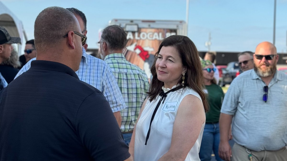 McdonaldRivet's tweet photo. Thanks to our UA Local 85 friends for hosting a terrific Candidate Night!

With your help, we will win #MI08 and take back control of Congress. We'll protect our unions, deliver the high-paying jobs Mid-Michigan families need, freedoms every American should have, and lower costs for all.