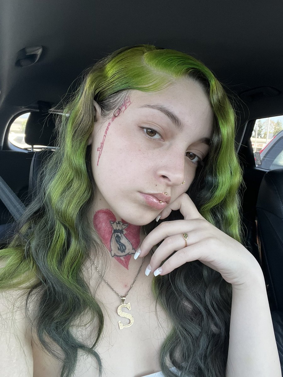 rena2conceitedd's tweet photo. New hair color what yall think🥰💚 https://t.co/HDgBB92XFb