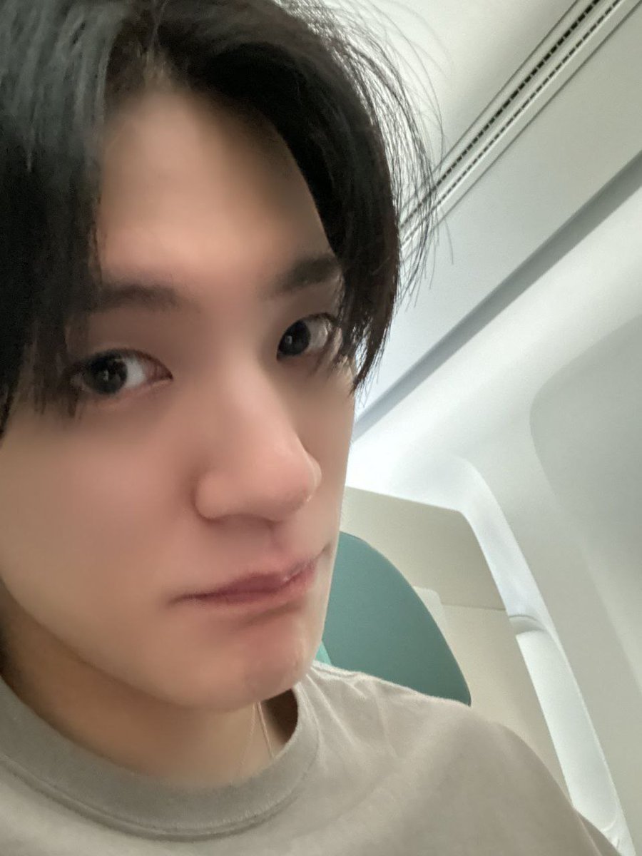 jellyftyong's tweet photo. JENO 🐶💭

"Yo"
"Volveré sano y salvo"
"No te enfermes y mantente saludable"
"Volveré después de hacer muchos recuerdos felices"
"¿A dónde voy?"
"Voy a hacer negocios en el extranjero jajaja"
"Iré a Bogotá"
"Mohaijii"
"En el avión"
"Espero que los datos funcionen en el aire" https://t.co/FNKhHZqeYg