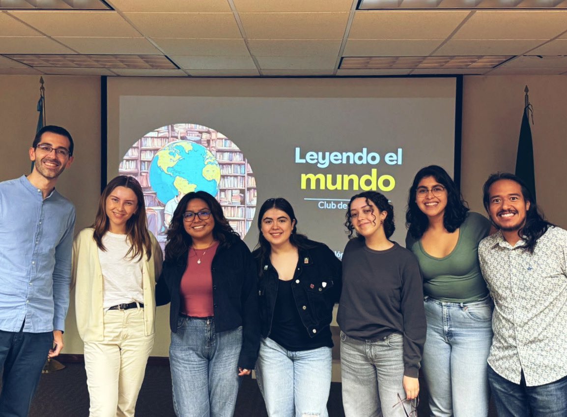 Car_Rey_'s tweet photo. Primera sesión del club de lectura “leyendo el mundo”; esta vez, cuentos del continente africano 📖📚🌍 https://t.co/8npr5Xf3mu