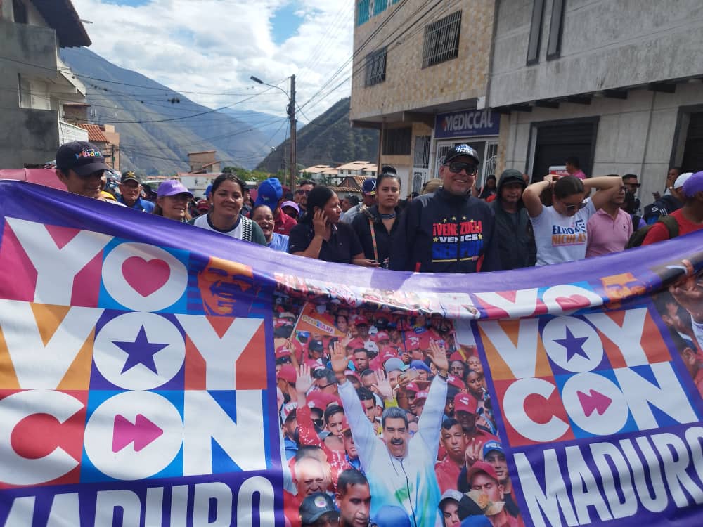 mpppstmerida1's tweet photo. A un mes de la victoria de la paz y el Presidente Nicolás Maduro, los y las trabajadoras del MPPPST, sede Mérida, asistieron a la gran movilización para la celebración del triunfo en Compañía del Gob. @JEHYSONGUZMAN en el Mcpio. Campo Elías @MinTrabajoVE @eduardopiate2
#PazPazPaz https://t.co/oYSm40TaYB