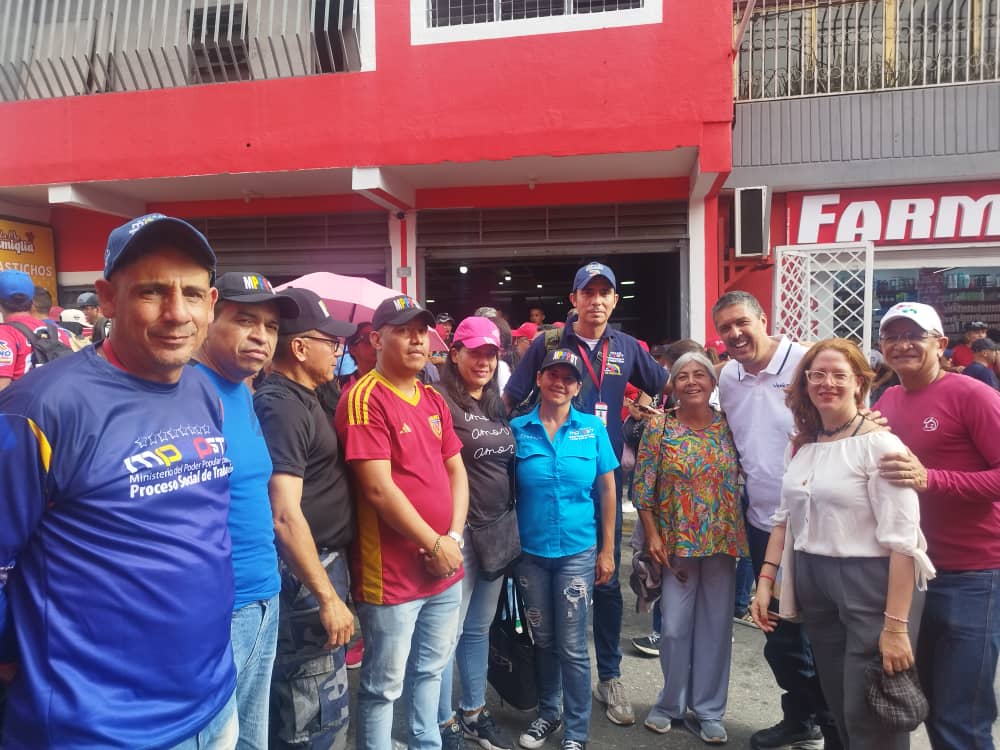 A un mes de la victoria de la paz y el Presidente Nicolás Maduro, los y las trabajadoras del MPPPST, sede Mérida, asistieron a la gran movilización para la celebración del triunfo en Compañía del Gob. <a href="/JEHYSONGUZMAN/">JEHYSON GUZMÁN</a> en el Mcpio. Campo Elías <a href="/MinTrabajoVE/">Ministerio del PP para el Proceso Socia de Trabajo</a> <a href="/eduardopiate2/">eduardo piñate</a>
#PazPazPaz