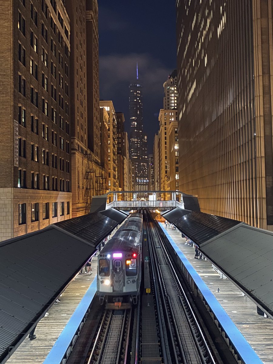 north0fnorth's tweet photo. good evening from the loop https://t.co/nRS7MGhTXs