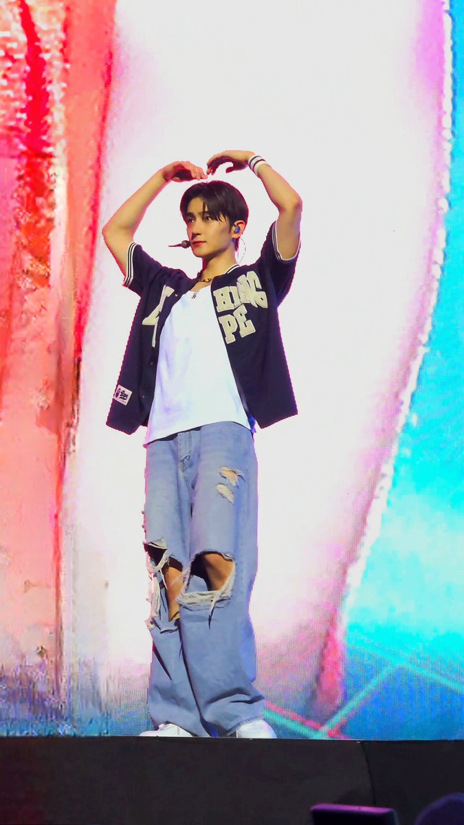 iskiTheB's tweet photo. Sharing is Caring!
Sharing these photos from Zene2 with you, TheBs! I didn't add the watermark incase you want to use them as wallpaper. 

#더비구함 #더보이즈 #THEBOYZ #TBZ #ZENERATION2_MNL https://t.co/d4QEjS7EM7