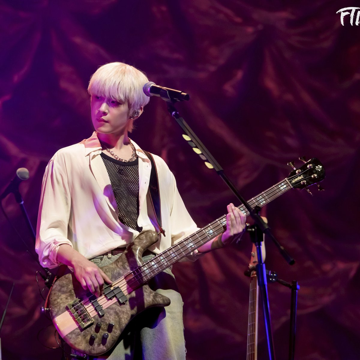 씹덕가튼얘기
포데라 상대적으로 또렷하고 기름진 톤 밝은색 바디 나비로고 엡티소드(말고는 요새 자주 안 보이는 듯)
스펙터 상대적으로 무겁고 거친 톤 어두운 바디 뱀형상로고 페스티벌에서 자주 씀