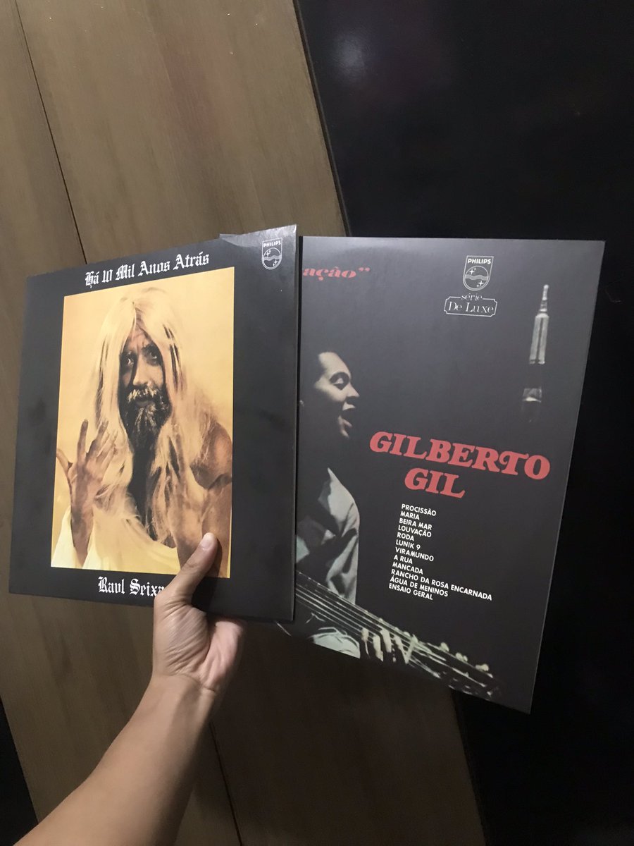 eudeku's tweet photo. Se esse povo vai dar pix pra todo mundo mesmo eu não sei, só sei que eu tô vendendo esses dois discos, me ajudem a vender dando RT por favor. Sou do rj. https://t.co/RrqgwjAFTc