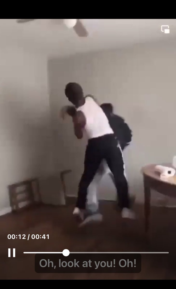 Jleonna18's tweet photo. @krazyfight this was when he fk up he hit him mid air 😂 https://t.co/sA6OD367Ve