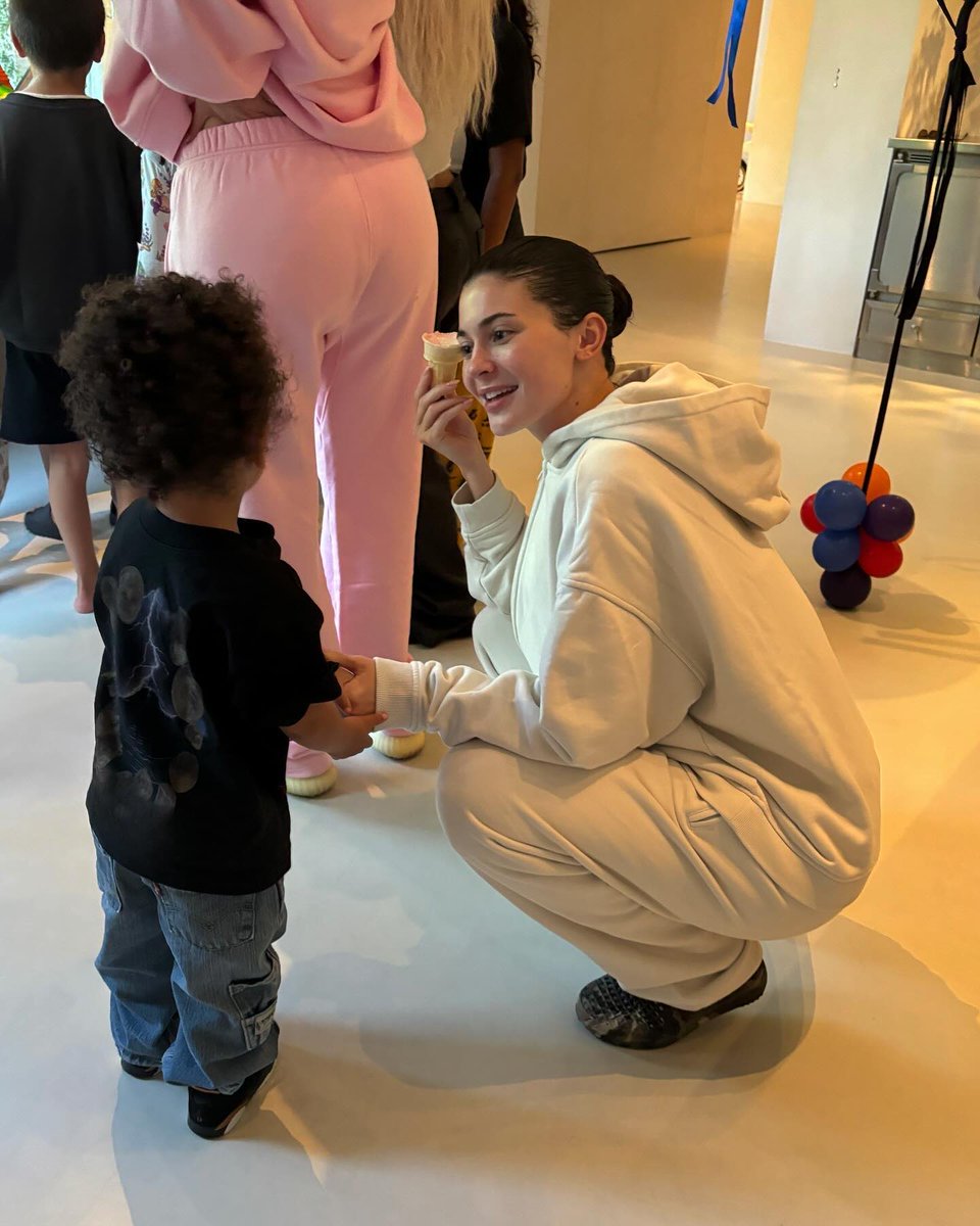 kyliesprings's tweet photo. a kylie sem maquiagem fica tão linda https://t.co/MRE4xmNcQo