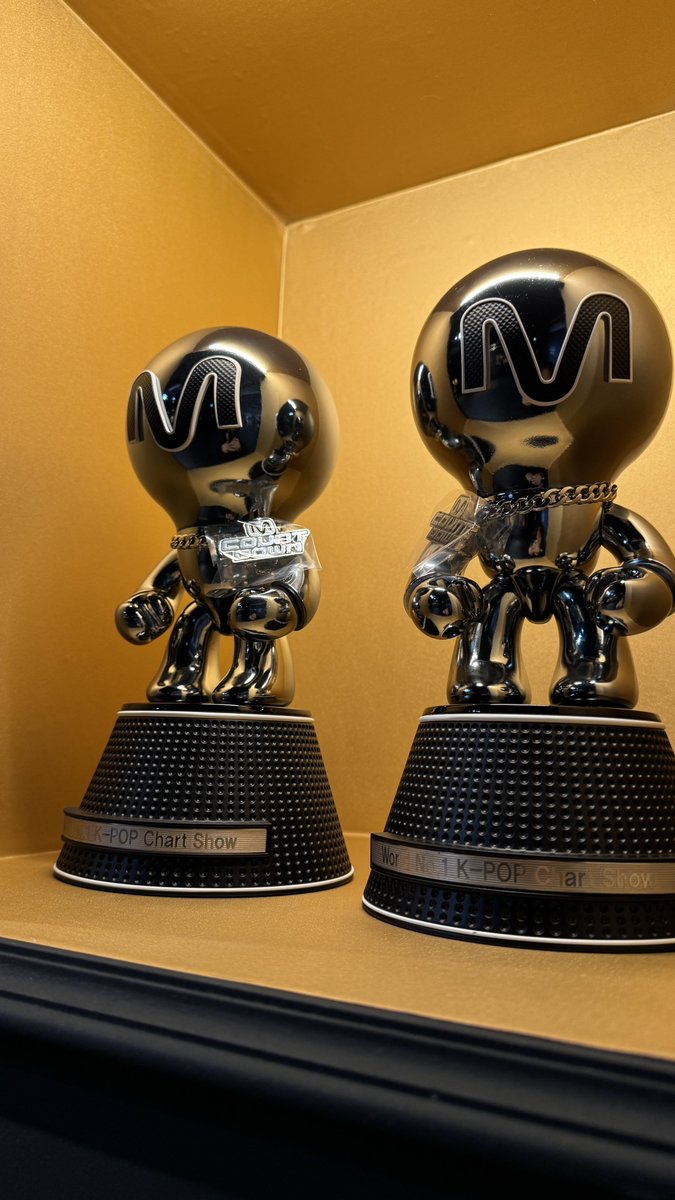 정국이 전시회 동영상은 안되지만 사진은 가능함!!!! 👍🏻👍🏻👍🏻 #JungKook_GOLDEN