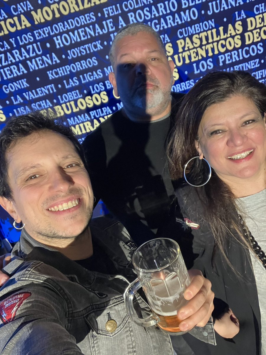 cecimega's tweet photo. Una noche en el lanzamiento del #QuilmesRock con @ChispaZarco @maximaxib @LosBronsonRock https://t.co/HmTd9zVhvc