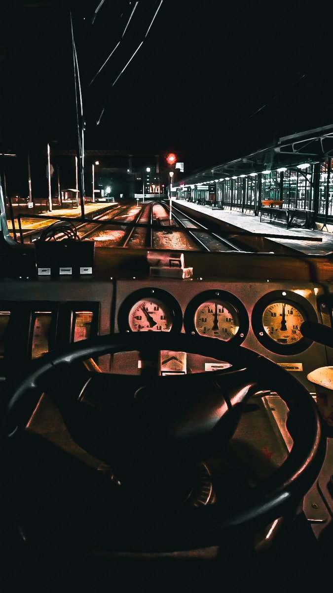 m0ke88's tweet photo. Stacja Wrocław Główny🚂 Na stacji Wrocław Główny można się przesiąść do pociągu w kierunku stacji Piątek, Piąteczek, Piatrunio🕺🏼Planowany odjazd o godzinie 6:21 #PKP #EU07 #Podmiana #Lokomotywa #Wrocław #Bahn https://t.co/fjTPw6wahI