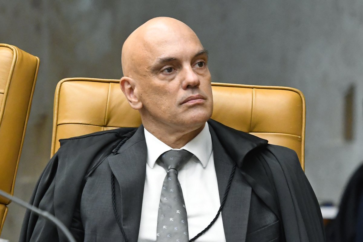 Adilson47359261's tweet photo. Obrigado por manter a soberania do nosso país
Sr. Ministro Alexandre de Moraes.
O Brasil não é uma república de "bananas" e tão
pouco um curral.
Os verdadeiros brasileiros sempre estarão ao seu
lado. https://t.co/4yg8FmSmlv