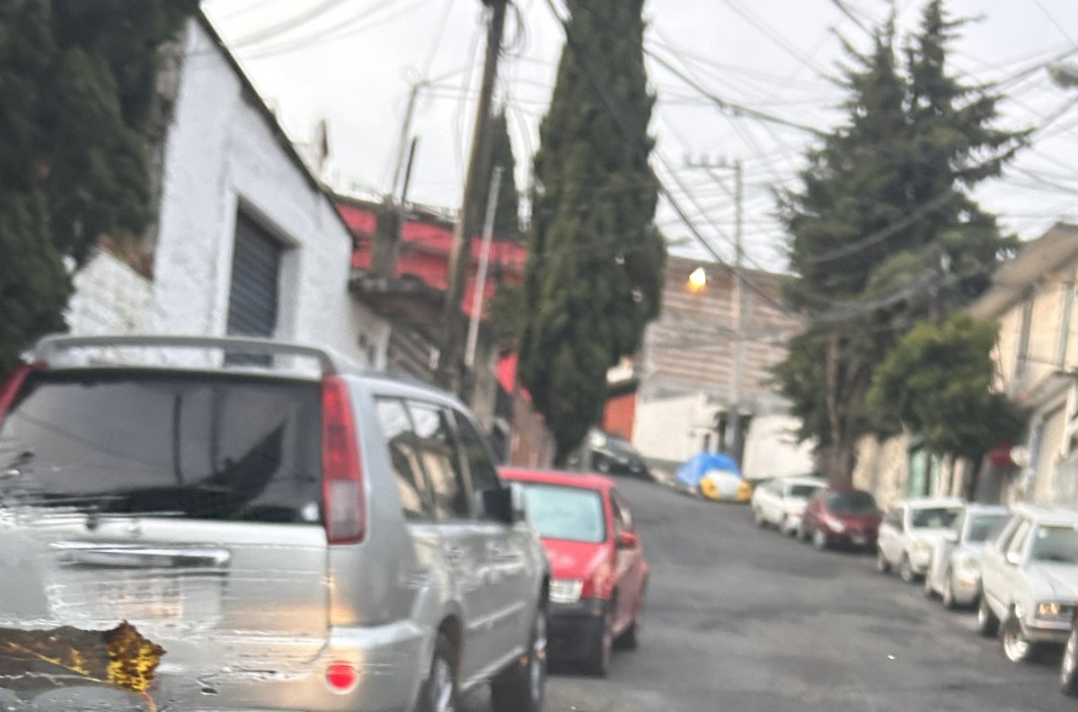 evamsan's tweet photo. La calle es Ahuatenco, entre Juárez poniente y autopista Naucalpan Toluca, Col. Cuajimalpa Centro, cp 05000.Urge su ayuda, es imposible que los camiones escolares pasen, tienen secuestrada la circulación de la colonia. Gracias. https://t.co/yX7PbXvqLc