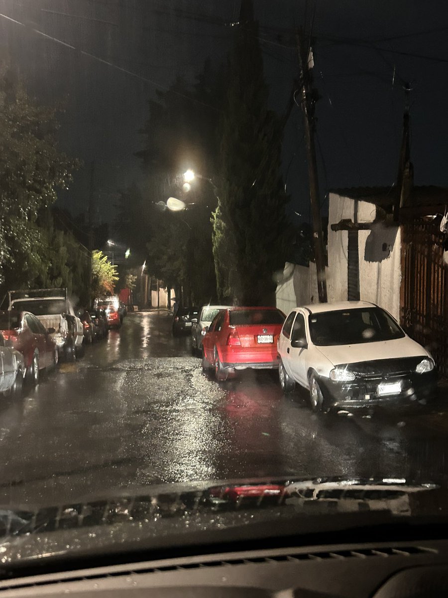 evamsan's tweet photo. La calle es Ahuatenco, entre Juárez poniente y autopista Naucalpan Toluca, Col. Cuajimalpa Centro, cp 05000.Urge su ayuda, es imposible que los camiones escolares pasen, tienen secuestrada la circulación de la colonia. Gracias. https://t.co/yX7PbXvqLc
