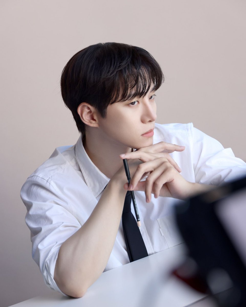 follow_leejunho's tweet photo. 더샘 이준호 본다 만다
ㄴ 와이셔츠+넥타이 이준호 있음 
ㄴ 심지어 분위기 장난 없음
ㄴ 미모는 말할 것도 없음 ✨

#이준호 #LEEJUNHO
#준호 #JUNHO
#더샘 #theSAEM https://t.co/vr9qPQDkJT