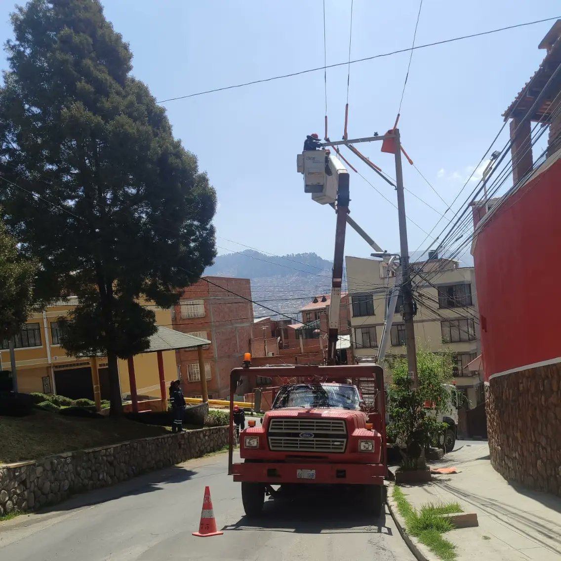 #LaPaz| ENDE Servicios y Construcciones realizó cortes programados en línea viva en las zonas de Vino Tinto, San Pedro y Kalajahuira - Villa Fátima, con la presencia y supervisión del personal de SySO para garantizar la seguridad en cada operación.