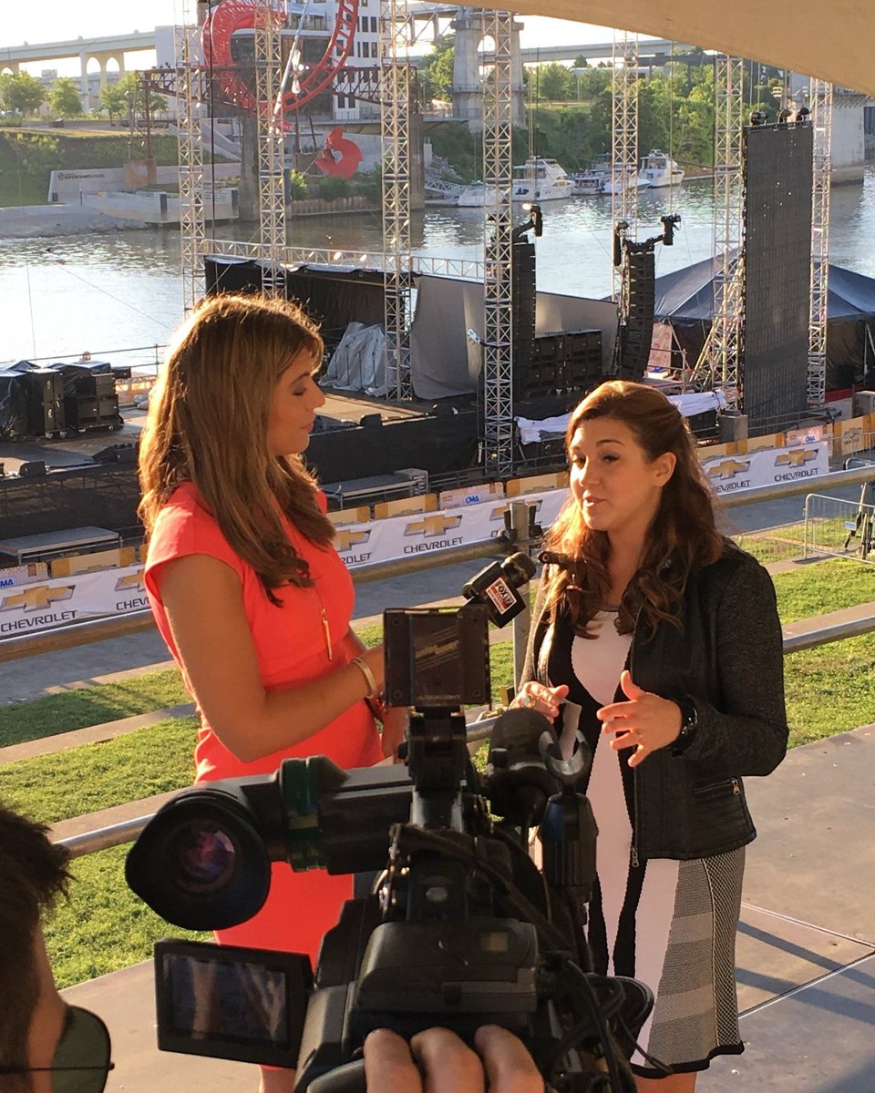 Remembering those early, early, EARRRRLLLLLYYYY morning press interviews during #CMAfest and radio tours several years ago. 🌞🌞🌞 Love those folks that get up, look flawless, and tell us what's going on while we eat breakfast! #dolovewell #ThrowbackThursday #singerlife