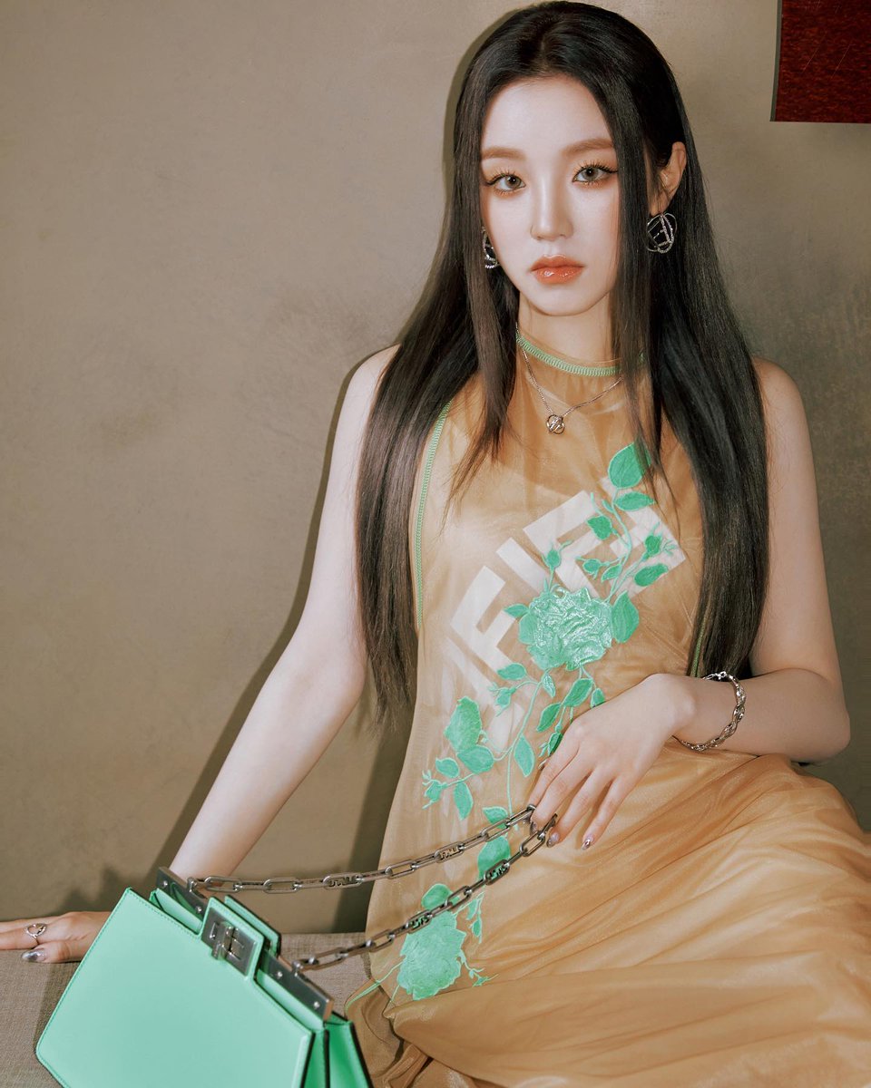 archivesyuqi's tweet photo. 230222 [IG] See u guys later💚💚💚
#FendiFW23
#Fendi
@/fendi
@/mrkimjones
@/silviaventurinifendi
@/delfinadelettrez

#우기 #YUQI #雨琦 #GIDLE #여자아이들 https://t.co/SnCSjUwIUg