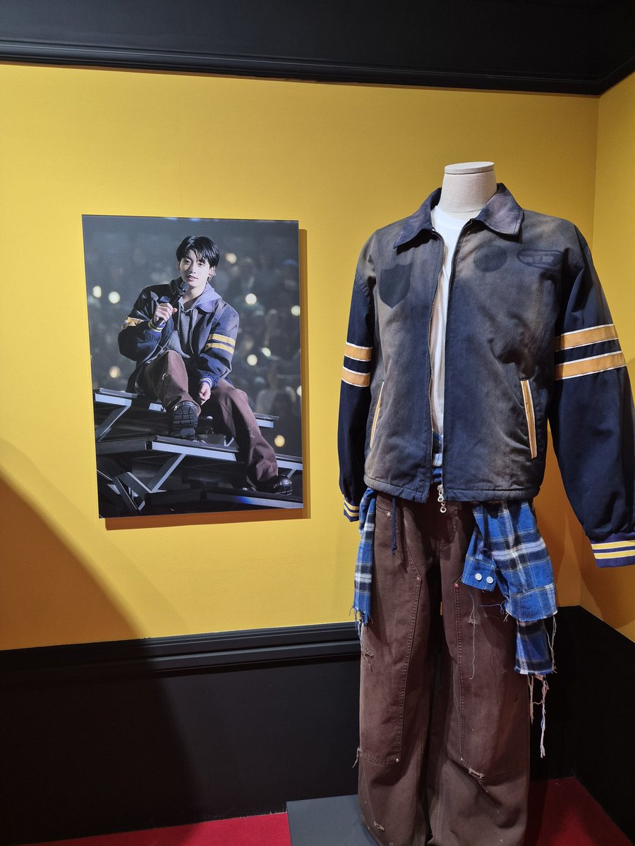 homeisjungkook's tweet photo. The iconic boyfriend look on display for golden: the moments 🥹💘✨ https://t.co/m8s2RokxVz