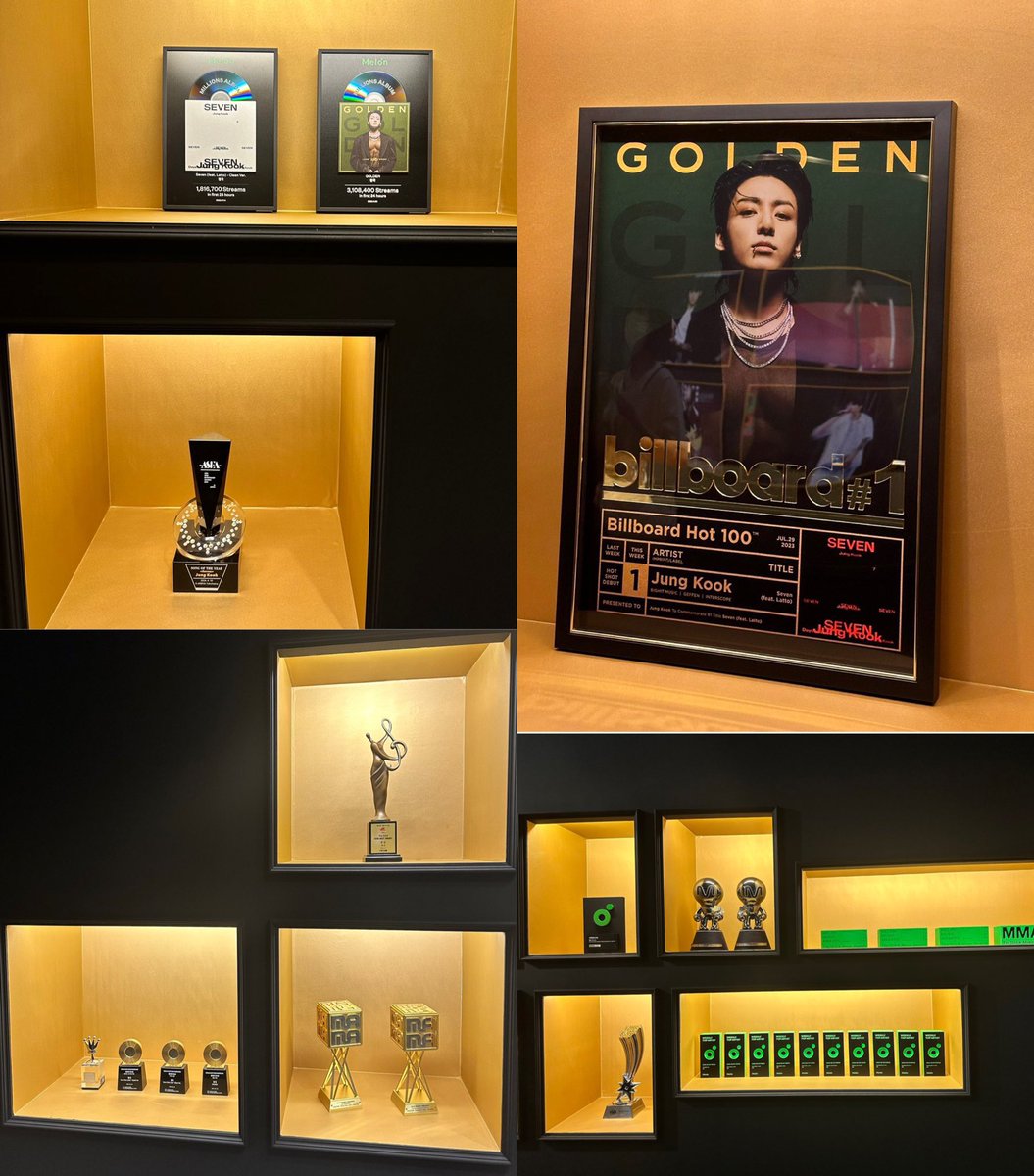 #Jungkook’s Awards and Plaques was showing on “Golden: The moment” Exhibition on Seoul 🇰🇷

- Seven Plaque : 1B streams
- Seven #1 Hot 100 Plaque
- RIAA Plaque 
- Spotify Awards
- BMAs Awards
- MTV Awards
- VMAs Awards 
- MMA Awards
- MAMA Awards
- Golden Disk Awards
- KMA Awards