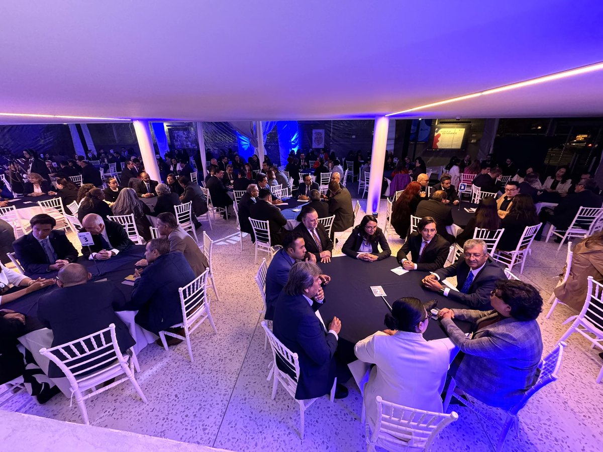 LaSalle_MX's tweet photo. El rector de nuestra universidad, Mtro. Nestor Anaya Marín, fsc, presenta su Primer Informe de gestión, destacando los logros de la comunidad.

En parte, dichos avances están alineados al compromiso de dar continuidad al Rumbo La Salle 2025, que cuenta con 6 líneas estratégicas: https://t.co/bYGBVyBkac