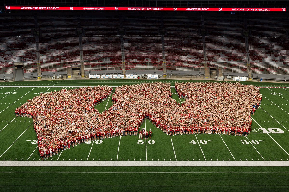 UWMadison's tweet image. Say cheese, #UWMadison Class of 2028 — you look great! 👐🧀