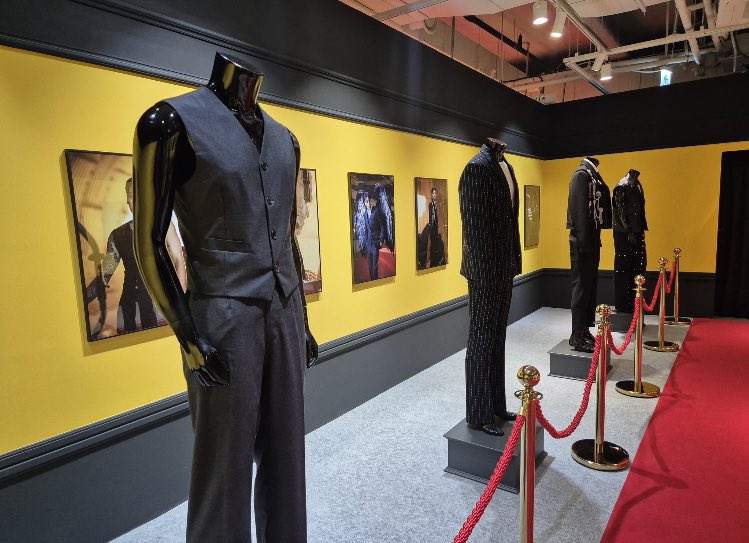 InfoJungkookBR's tweet photo. OS FIGURINOS LENDÁRIOS DO MV DE ‘STANDING NEXT TO YOU’ TAMBÉM ESTÃO LÁ!!!🔥

Impossível superar essa era 😮‍💨

JUNGKOOK SOLO EXHIBITION
JUNGKOOK GOLDEN EXHIBITION
#JungKook #JungKook_GOLDEN https://t.co/a8BljseKXn