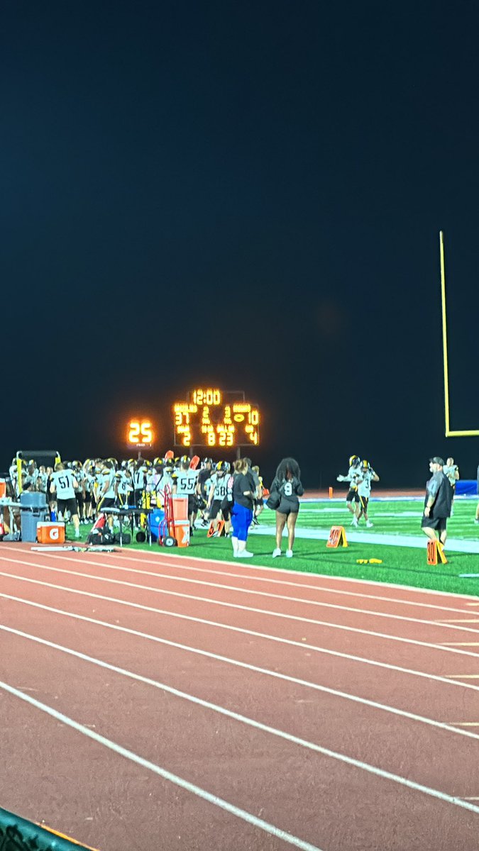 Elmendorf_NP_AP's tweet photo. Grizzlies @NPGrizzliesFB punch one in on a nice drive to end the 3rd and lead 37-10 moving to the 4thQtr https://t.co/cA9oe7TDl3
