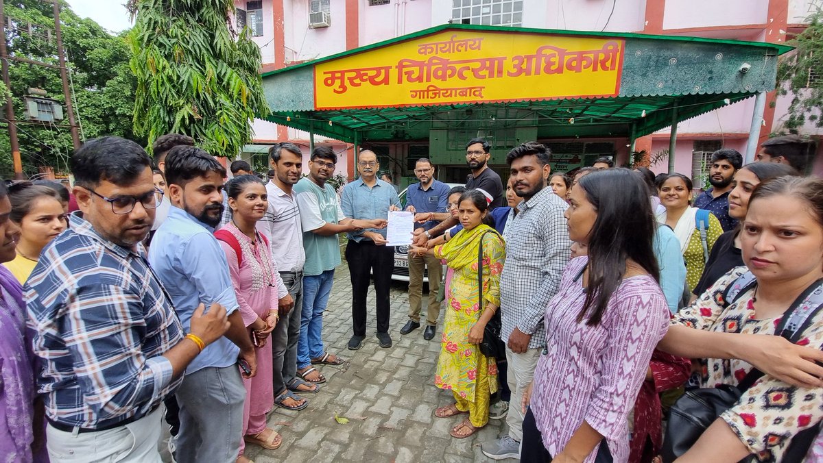 मुश्किलें जरूर है, मगर ठहरा नही हूं मैं
मंज़िल से जरा कह दो, अभी पहुंचा नही हूं मैं

आज से सभी सी एच ओ अनिश्चितकालीन हड़ताल पर रहेंगे