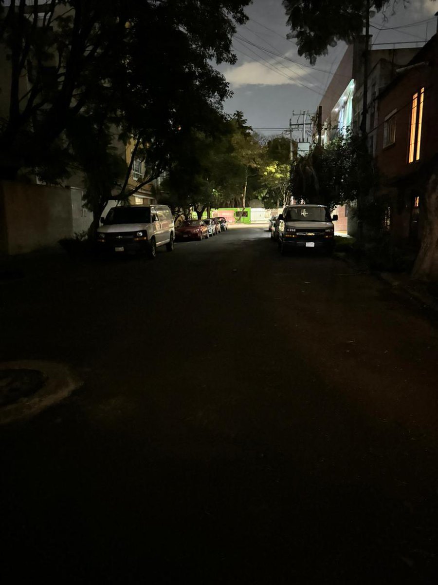 Weranetera's tweet photo. @BJAlcaldia @CFEmx @CFE_Contigo en la calle Roberto Gayol de la col del valle centro no hay luz desde hace 2 meses https://t.co/n04ZzUTrMz