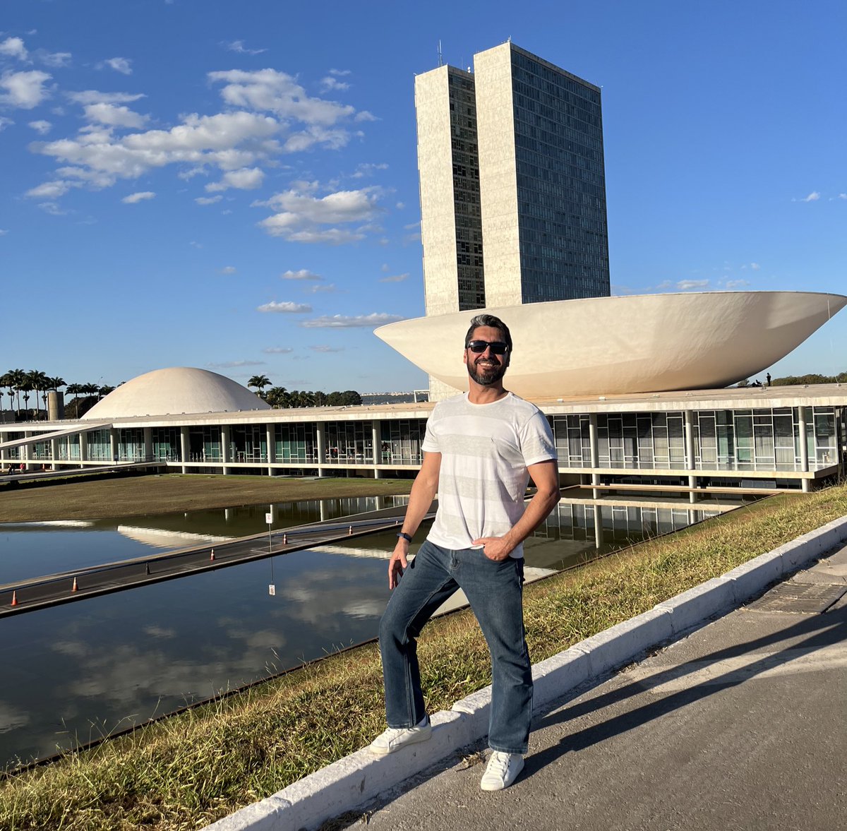 Vou dormir e quando eu acordar não haverá mais Twitter. Já privei o perfil e deixo uma foto do poder legislativo brasileiro e onde foi feita nossa constituição federal como meu post final!