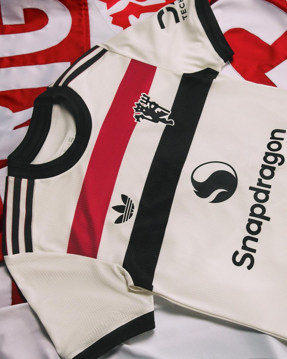 __MaxMaillots's tweet image. 🤝 C'est décidé ! Concours flash pour gagner le nouveau maillot third de Manchester United ! 🥶

1⃣ RT/Like + Follow @__MaxMaillots !
2⃣ Taguez un ami !

⏳ TAS en 3 jours !