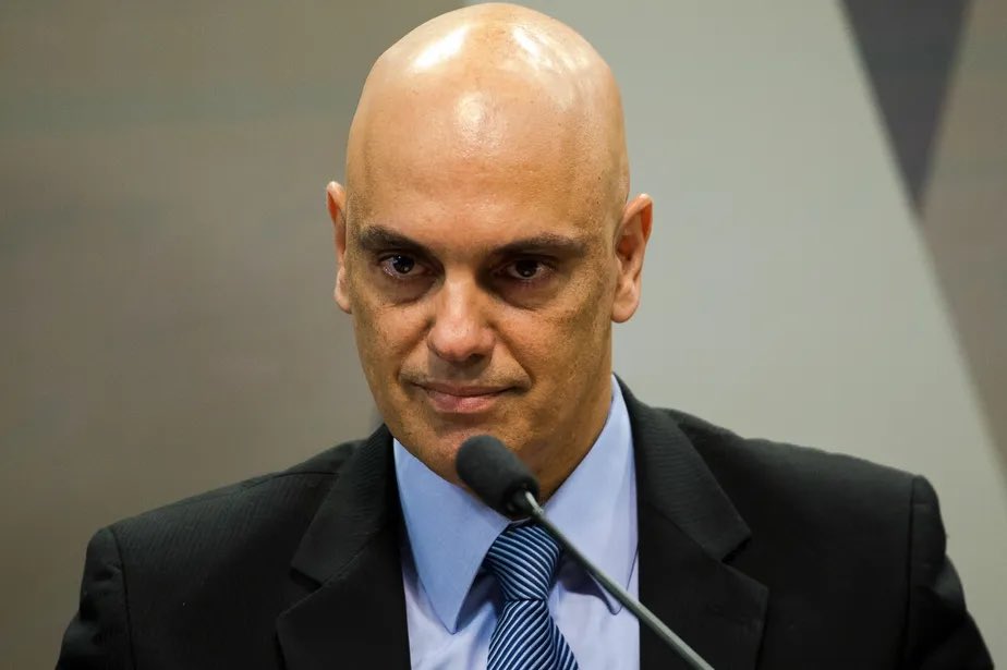 🚨URGENTE: O Ministro <a href="/alexandre/">Alexandre de Moraes</a> acaba de assinar um documento que deve tirar o <a href="/X/">X</a>, ex-Twitter, do ar no Brasil. No entanto, ainda não se sabe o teor da ordem, pois o documento está em sigilo. Por isso, peço que escrevam XANDÃO MACETA MUSK nos comentários da postagem!🇧🇷👉😎😭