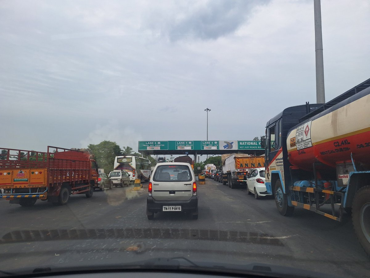 hi2bose's tweet photo. Fasttag condition during peak hrs. Fast and Furious @nitin_gadkari https://t.co/R1Z1XA5PMi