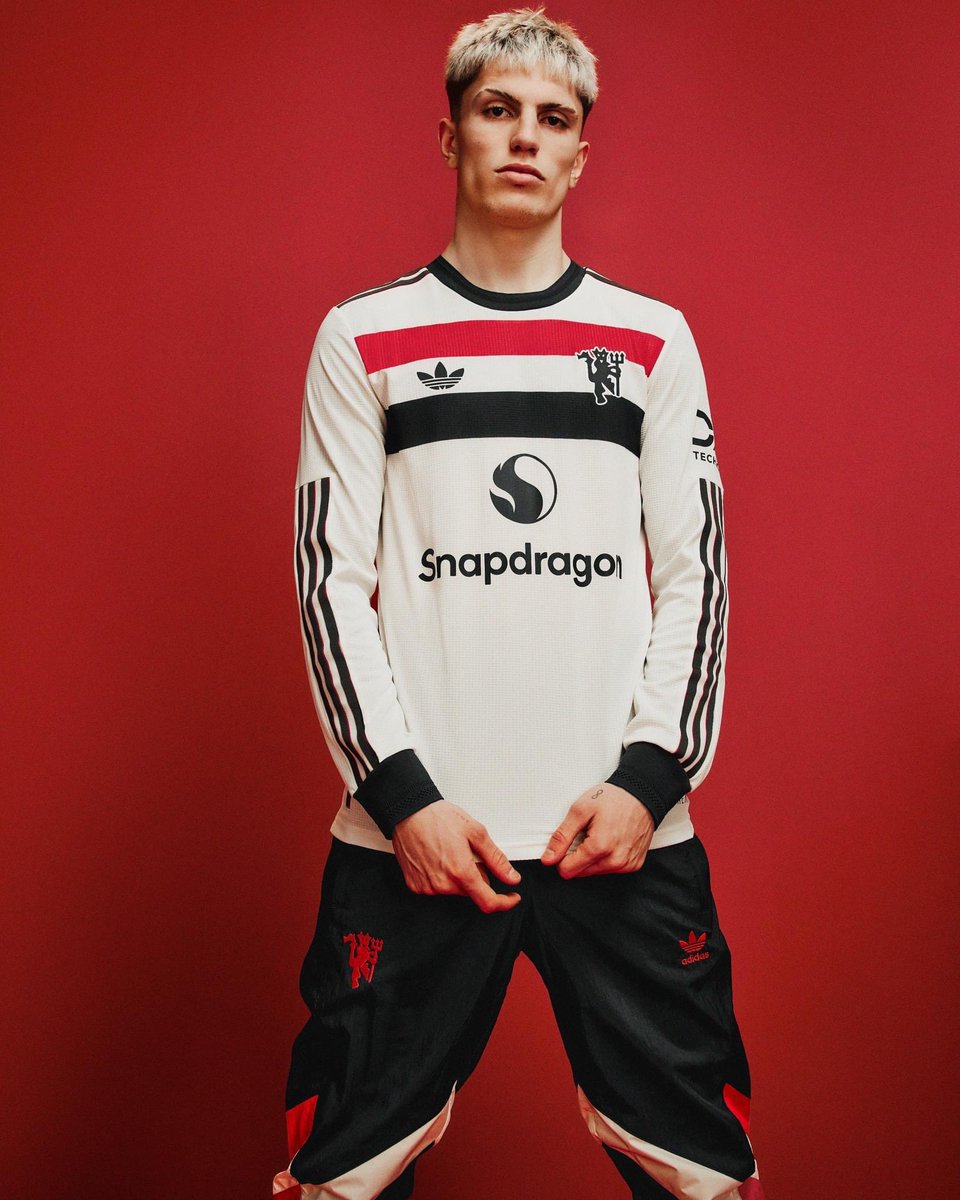 __MaxMaillots's tweet image. 🤝 C'est décidé ! Concours flash pour gagner le nouveau maillot third de Manchester United ! 🥶

1⃣ RT/Like + Follow @__MaxMaillots !
2⃣ Taguez un ami !

⏳ TAS en 3 jours !