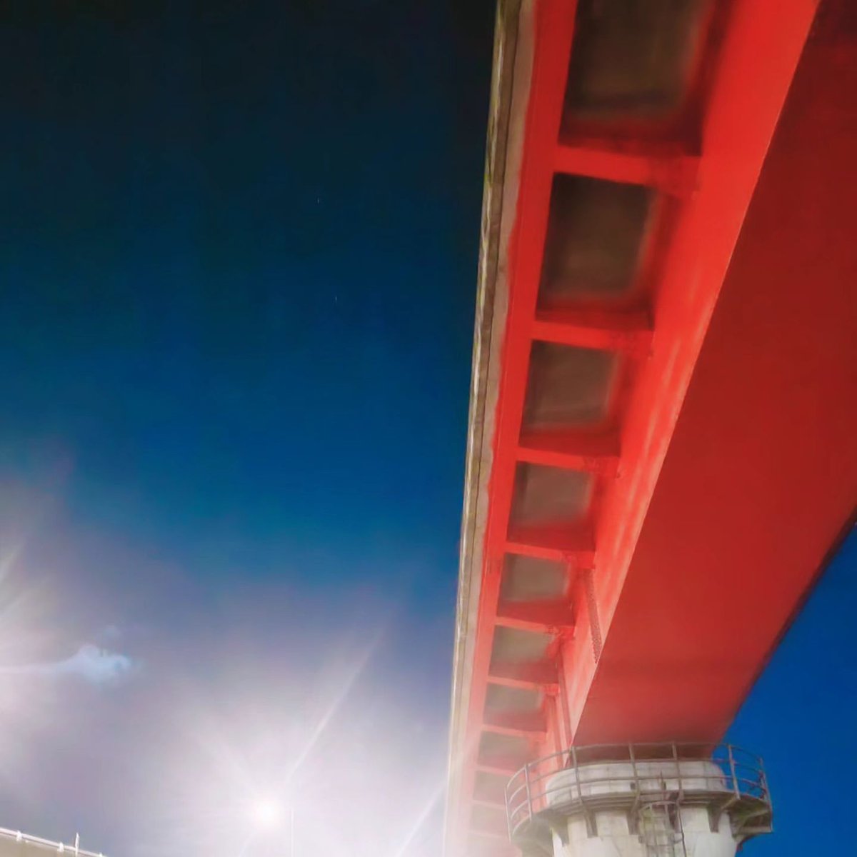 그냥 오랜만에 한강을 걸었다. 유독 오늘따라서 매일 바라보던 한강이 새삼 아름다워서...이렇게 외쳤다.
Come on!!!!!! OASIS기다렸다고!!!!!
제발 내년10월까지 리암이랑 노엘이 안싸웠으면 좋겠다