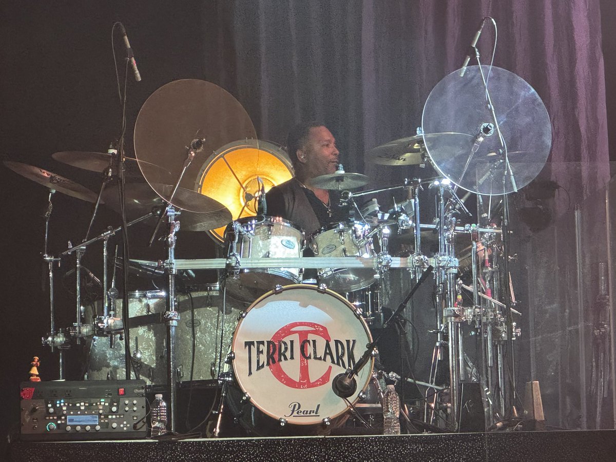 Images of <a href="/TerriClarkMusic/">Terri Clark</a>’s band from <a href="/theryman/">Ryman Auditorium</a>! 📸: <a href="/cindytangorra/">Cindy L. Tangorra</a>