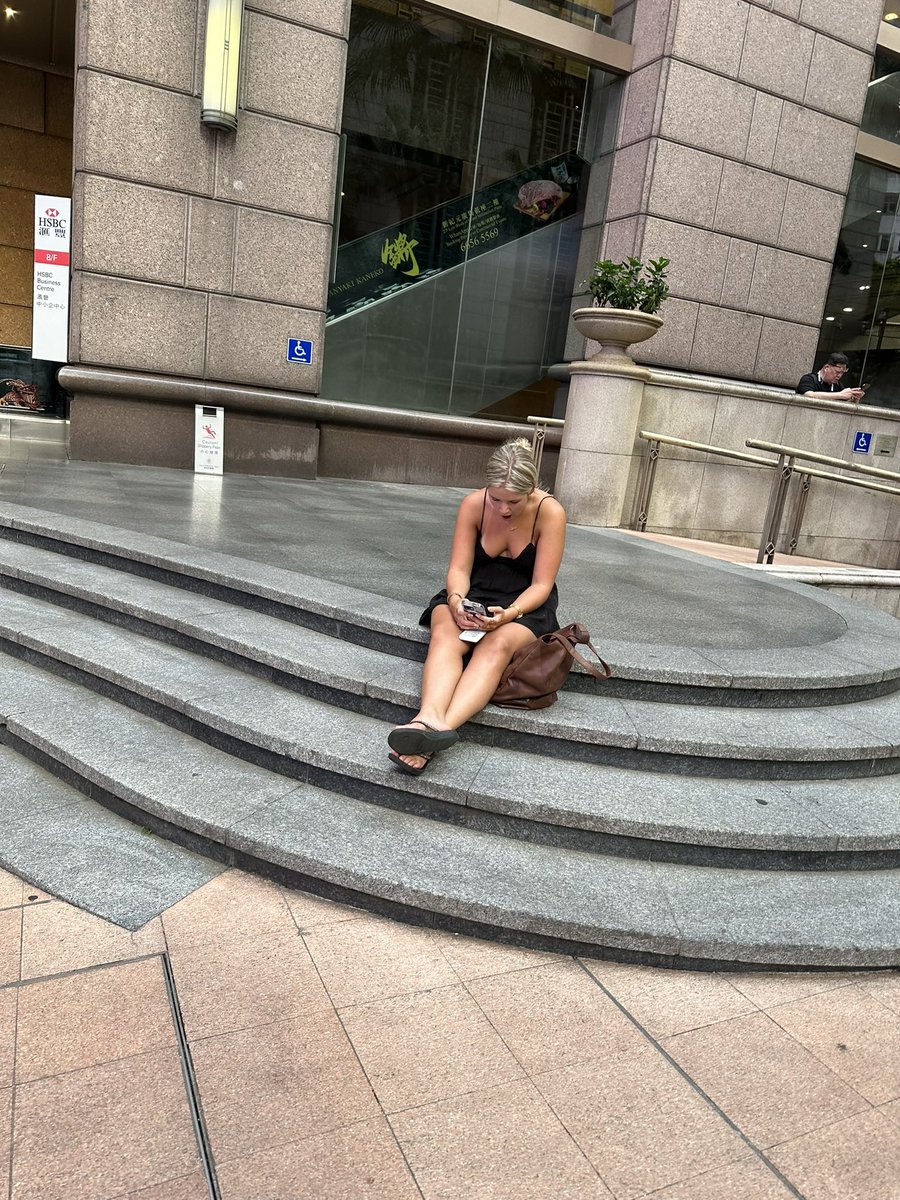 这些天香港实在太热，尤其是还得穿着西装～～～
可是，好喜欢这个时候的香港啊 https://t.co/TILWWxaFXJ