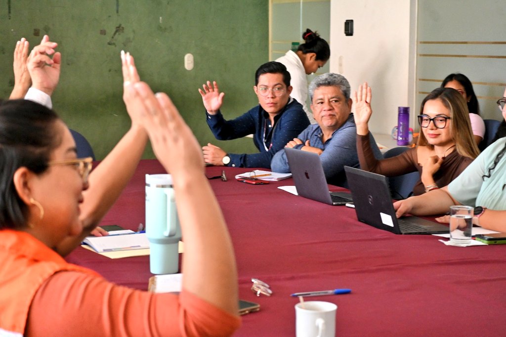 Ambiente_GobOax's tweet photo. La Secretaria @Karime_UndaHarp encabezó la 2ª Sesión Ordinaria de la Comisión Intersecretarial para el Cambio Climático (CICC), donde se presentó la colaboración con el @el_BID, con la cual pondremos en marcha la ruta de descarbonizacion en el Estado. (1/2)

@salomonj 
@GobOax https://t.co/DhpspBvyOz