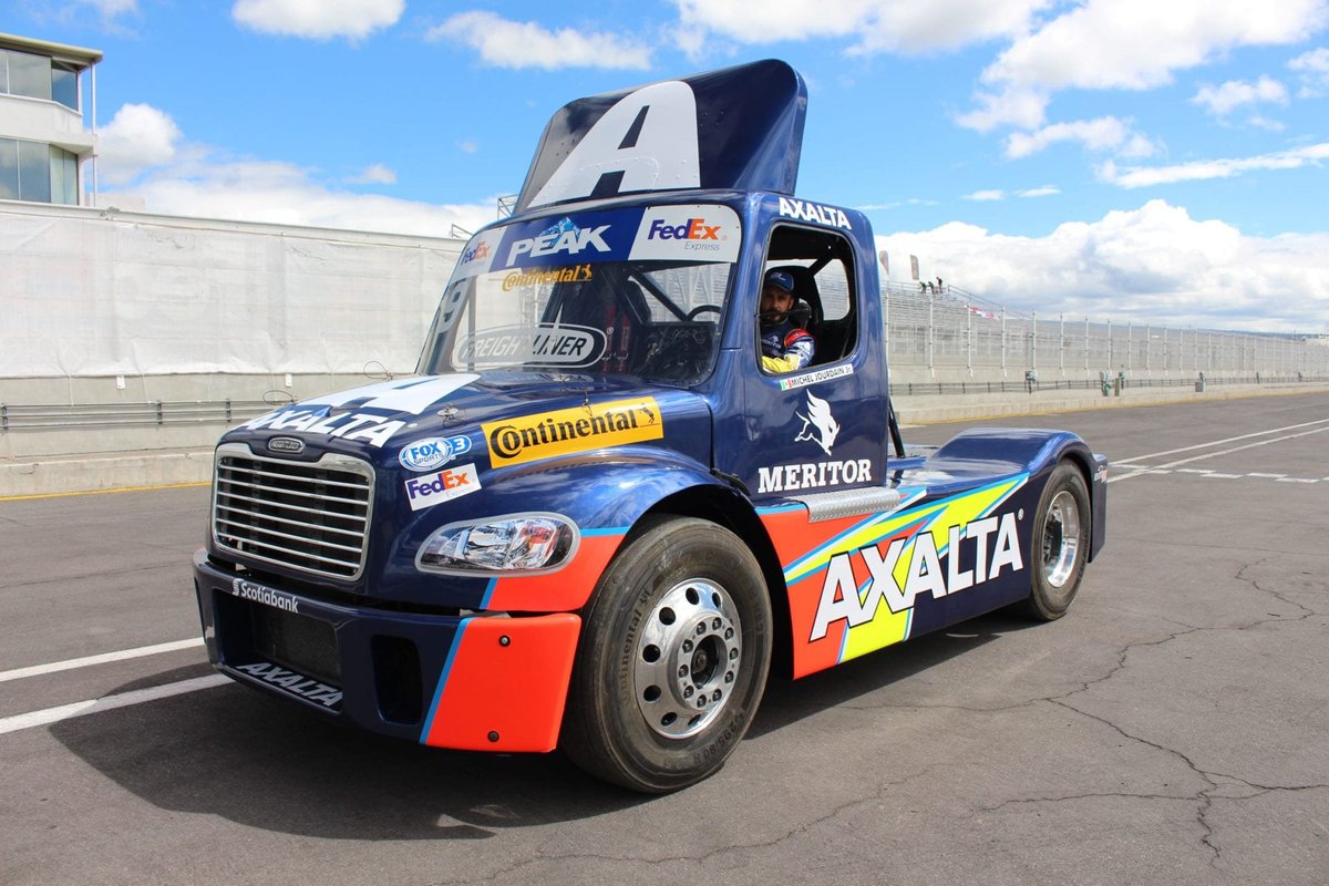 BombardierKat's tweet photo. what did @iamFreightliner do https://t.co/IdQ0otffsN