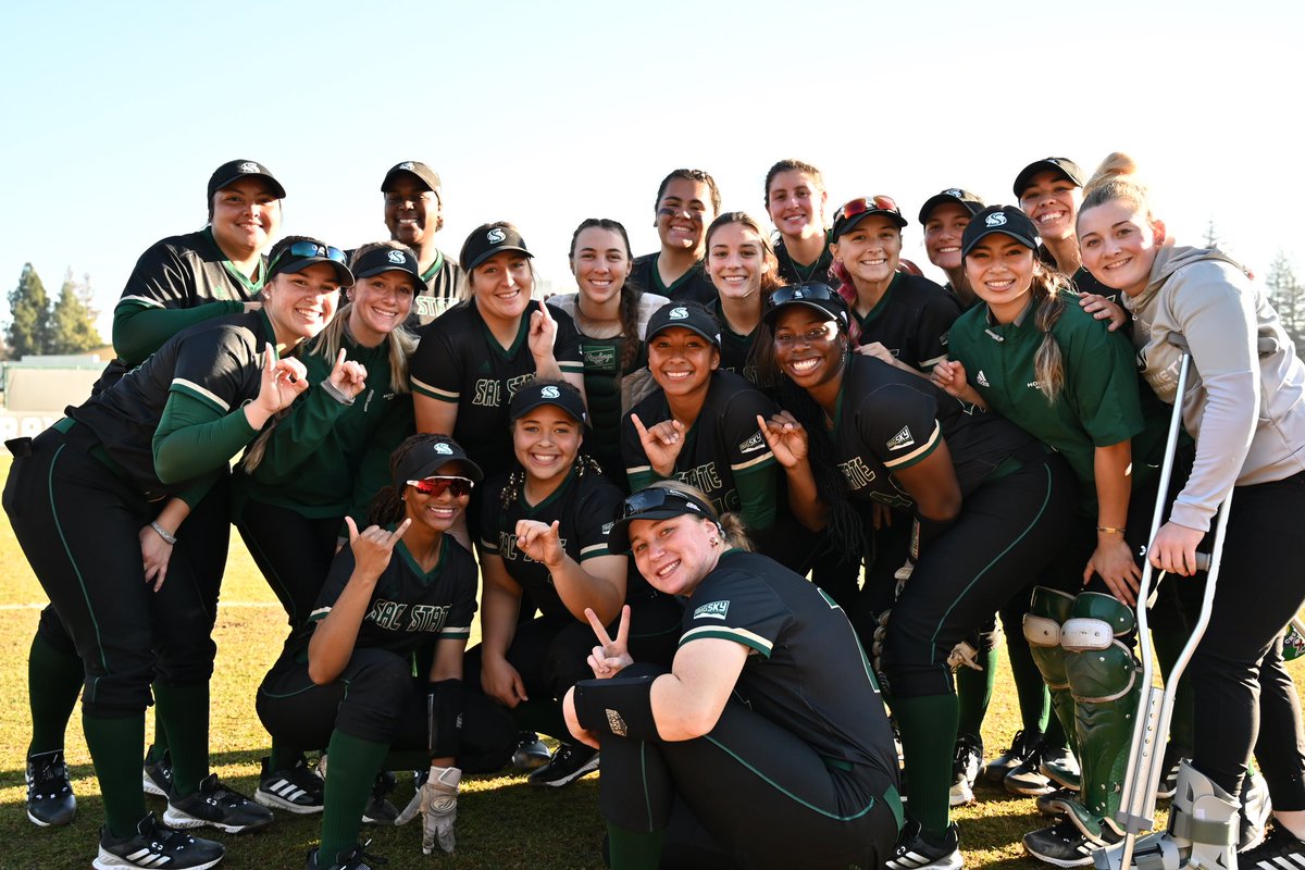 It’s #NationalSportsDay we know you were waiting for some softball pics! 🐝☝🏾

#stingersup💚 #team58otw!