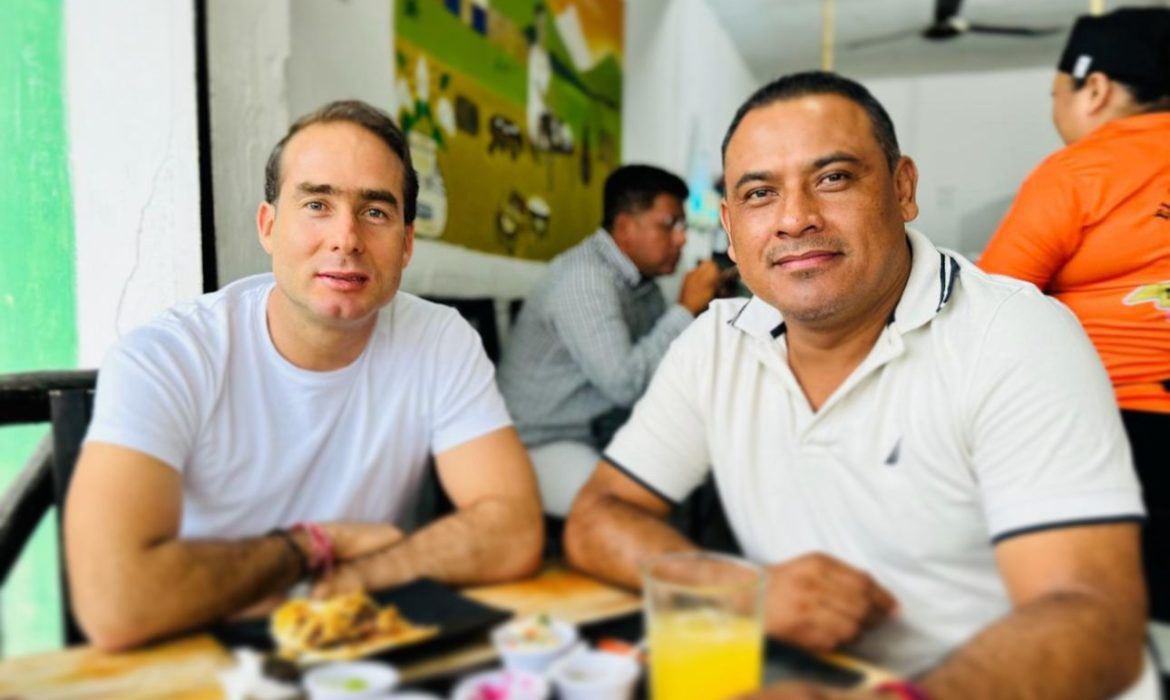 quintanaroonews's tweet photo. #Entérate Presidente Municipal de #Tulum @diegocastanonmx rodeado de puros delincuentes. Detiene la @FGEQuintanaRoo a Eleazar Sagrero, líder de los Taxistas de #Tulum y del Frente Único de Trabajadores del Volante. Acusado de 4 homicidios. El ahora detenido es quinto regidor electo de la planilla de Diego Castañón en el ayuntamiento de Tulum. Y luego se preguntan ¿porque la #Inseguridad y el #CO se adueña del municipio? Como no, si el propio presidente protege a los delincuentes.