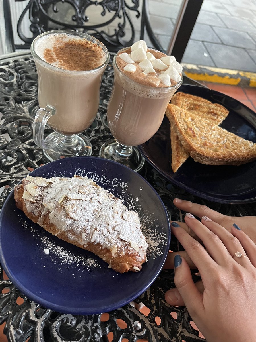 Hace 1 año aceptando una primera cita | Un año después 

Que sean muchas más dates en cafés preciosos ❤️